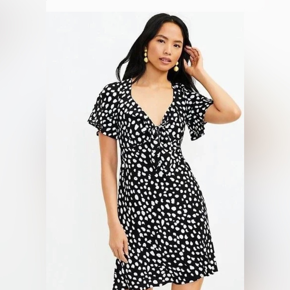 LOFT Tie front flutter sleeve dress size M